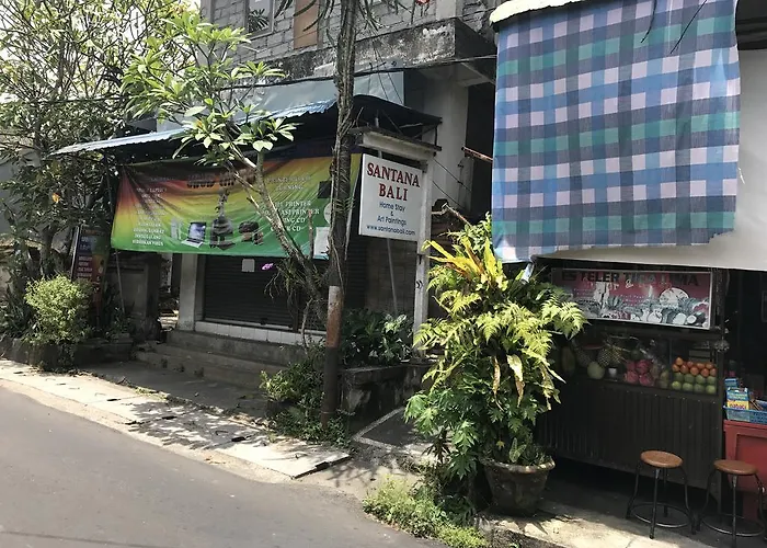 桑塔纳巴厘岛家庭住宿酒店 招待所 *
